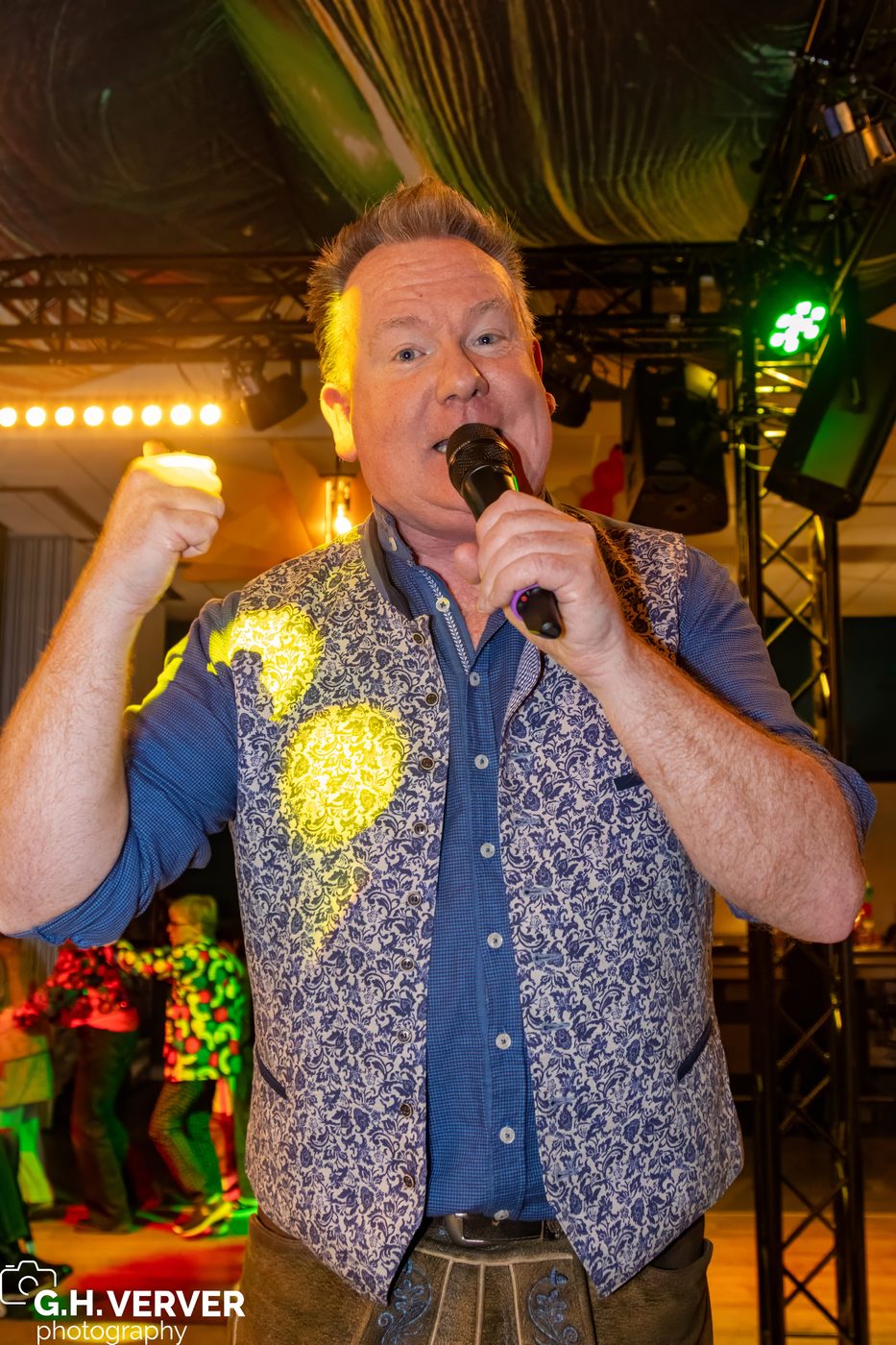 Ronald van KRYNER PARTY live op het podium in Oktoberfest-outfit