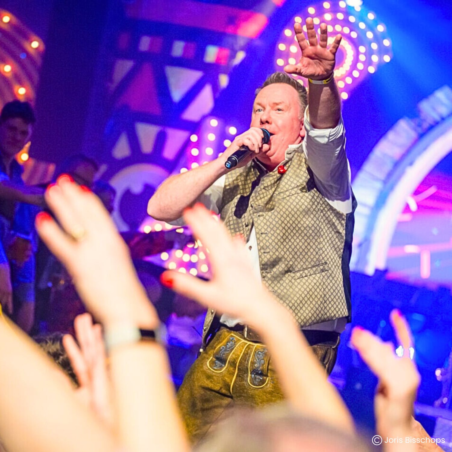 Feestend publiek in lederhosen en dirndl op Oktoberfest