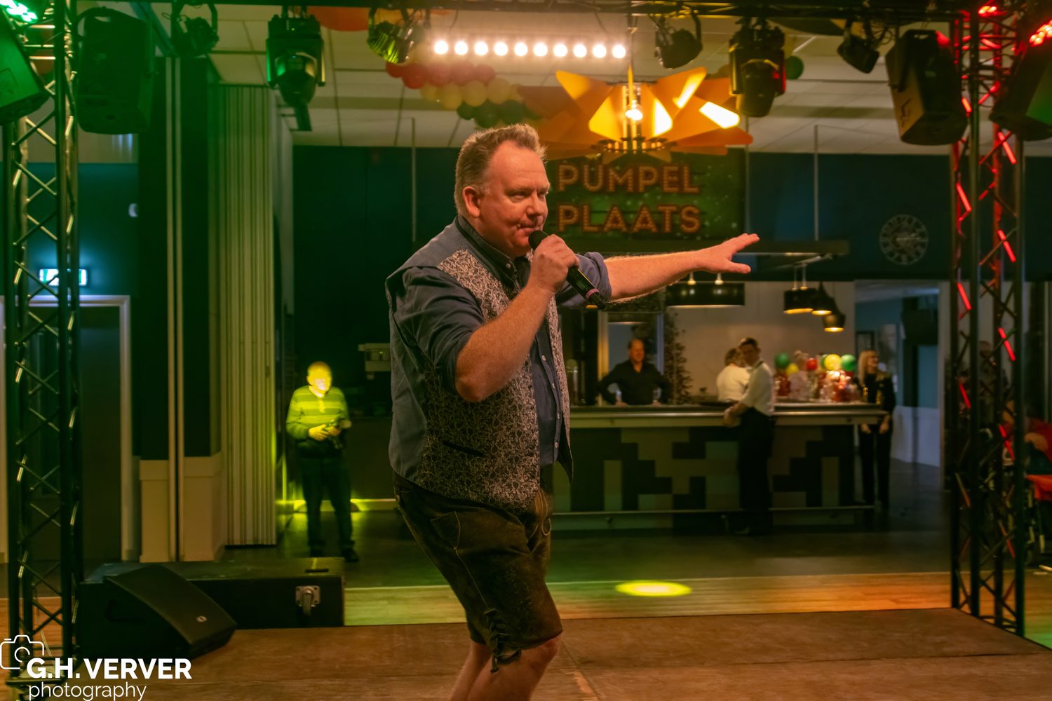 Ronald op het podium met de vertrouwde hertje-microfoon
