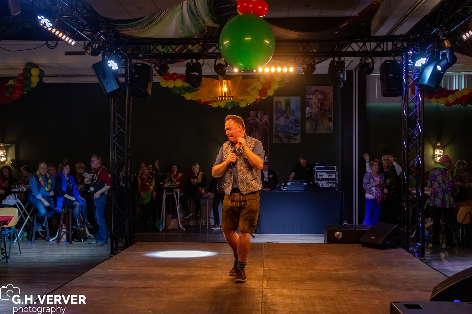 Volle festivaltent tijdens optreden Kryner Party mit Ronald